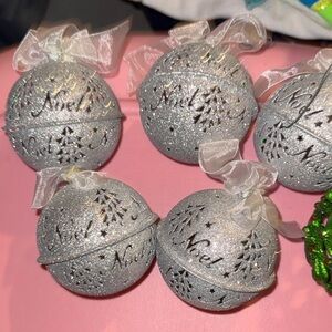 🎄 Christmas Ornament Lot – Silver “Noel” Ornaments & Green Glitter Wreath 🎄